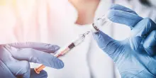 Nel muro vaccinista si è aperta una breccia