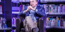 Il Burioni borioso prima ci insulta e poi minimizza i morti da vaccino