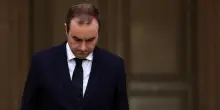 Premier francese giù dopo 836 minuti. Ma l’Eliseo gli allunga la vita di 48 ore