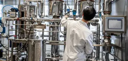 Produzione chimica giù da 4 anni ma +183% import di prodotti cinesi