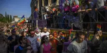 I vescovi vogliono sfilare al gay pride