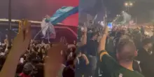 Napoli, migliaia di tifosi in festa a Capodichino: "La capolista se ne va..."