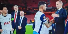 La gaffe della Uefa mette in imbarazzo Ceferin durante la premiazione di Tottenham-Manchester United