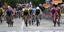 Giro d'Italia, il commento della dodicesima tappa: Kooij rischia ma vince, la Ineos ha un altro piglio