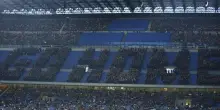 Clamorosa contestazione dei tifosi del Milan: formano una scritta gigante in curva contro la società