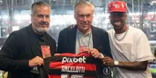 Ancelotti al Maracanã, il saluto di Vinicius Junior e la maglia speciale del Flamengo