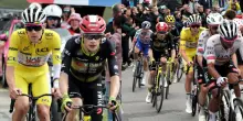Tour de France, Pogacar resta in maglia gialla ma tampona l'auto team di Vingegaard