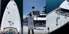 La pazza vacanza di Magic Johnson: il campo da basket sul mega yacht!