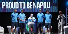 Napoli, i giocatori in piazza per festeggiare il compleanno del club