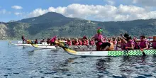 Il Festival delle Pagaie Rosa sulle barche di dragon boat