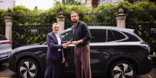 Geely accelera in Italia: partnership con LBA e Marco Belinelli nuovo volto del marchio