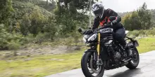 Speed Triple 1200 RS 2025: la naked sportiva di Triumph diventa ancora più estrema