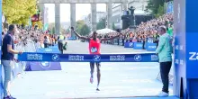 E' quasi record del mondo a Berlin Marathon anche con il caldo. Vince Sebastian Sawe