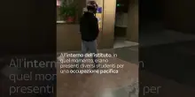 Genova, gruppo con spranghe entra nel liceo e devasta aule