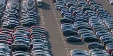 Auto, ad aprile immatricolazioni su del 2,7%, ma sul 2019 il gap è pari al 20%
