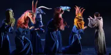Alla Scala si sente l’eco del «Nome della rosa»
