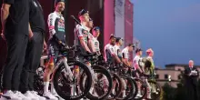 Lo strano caso del Giro d’Italia che parte dall’Albania per finire dal nuovo Papa
