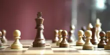 Afghanistan, i talebani vietano gli scacchi: «gioco d’azzardo»