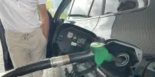 Carburanti, scattano (da subito) le nuove accise: il diesel costerà di più e la benzina di meno