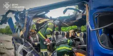 Ucraina, Trump: senza accordo sanzioni a Mosca. Droni russi centrano minibus, 9 morti e 4 feriti