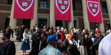 Trump: «Harvard dimezzi la percentuale degli studenti stranieri»
