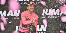 Giro d’Italia, Simon Yates conquista la maglia rosa sul Colle delle Finestre. A Roma la conclusione
