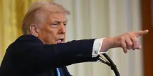 Trump vieta i viaggi negli Usa da 12 Paesi. Stop ai visti per gli studenti stranieri ad Harvard