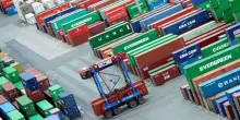Usa, deficit commerciale più che dimezzato in aprile per dazi