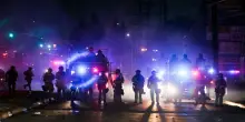 A Los Angeles scontri per l’immigrazione. Trump invia la Guardia Nazionale. «Non permetterò proteste a volto coperto»
