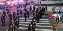 Los Angeles, decine di arresti. Trump: sono pagati da qualcuno