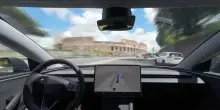 Tesla sperimenta la guida (quasi) autonoma per la vie di Roma