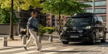 Volkswagen brucia i tempi sui robotaxi: prime flotte operative dal 2026