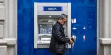Dal Governo spagnolo ok a Bbva-Sabadell, ma per 3 anni niente fusione
