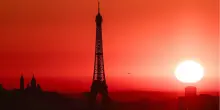 Ondata di caldo africano, temperature record e rischio incendi in Europa. A Parigi chiusa parte alta Torre Eiffel