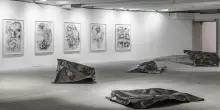 “Megalomanie”, tra ironia e finzioni la mostra di CANEMORTO a Roma