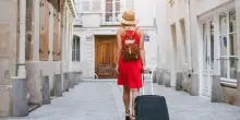 Viaggi, le 6 regole di Polizia e Airbnb per evitare  le truffe online (alimentate dall’AI)