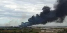 Incendio a Fiumicino, in fiamme capannoni e rifiuti