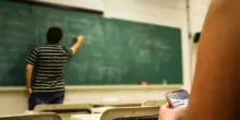 Il docente non può dare del «cretino» all’alunno