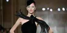 Nero impeccabile e profondo per Armani Privé, per Chanel sobrietà di transizione