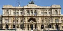 Falso ideologico per il docente che firma al posto di un altro