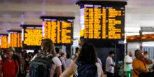 Incendio vicino ai binari: stop all’alta velocità a Roma, treni in ritardo fino a 90 minuti
