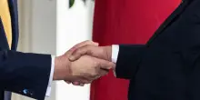 Dalle caviglie gonfie ai lividi sulle mani: ecco cos'è l'insufficienza venosa e perché Trump ne soffre