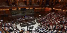 Aumento stipendi e vitalizi, scontro in aula Fdi-M5s