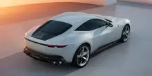 Ferrari, bye bye  Roma arriva Amalfi, tutto quello che c’è da sapere sulla coupé: prestazioni, tecnica e stile