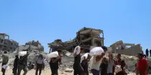 Gaza, aiuti bloccati: «Israele ha distrutto cibo deteriorato» in mille camion. Meloni sullo Stato palestinese: «Tempi non maturi»
