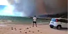 Sardegna: fiamme a ridosso della spiaggia di Villasimius. Bagnanti in fuga