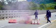 No Tav bloccano l’autostrada, bombe carta contro la polizia