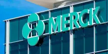 Merck, utili e ricavi in calo e piano tagli e risparmi da 3 miliardi