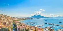 Incendio su nave da Palermo nel golfo di Napoli, viene trainata verso Napoli