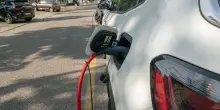 Auto elettriche, colonnine al palo mentre la ricarica costa quanto un pieno